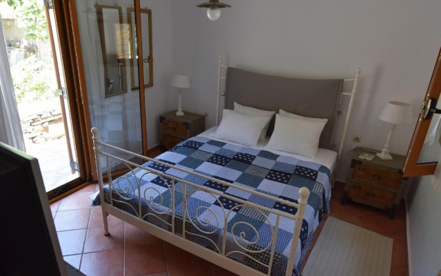 The Garden House only a 2 minute walk from the Picturesque Marine of Vourkari.