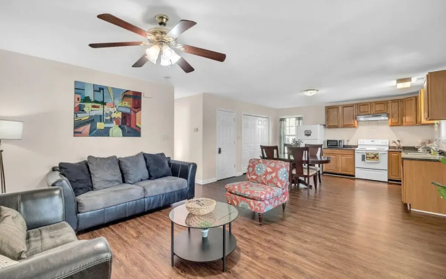 Have The Best Stay At Our Modern Art Gallery Home 3 Bedroom Home by Redawning