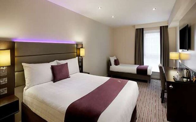 Premier Inn Woking West (A324)