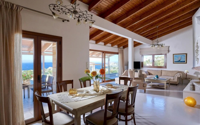Spacious Villa With Shared Pool and Amazing View
