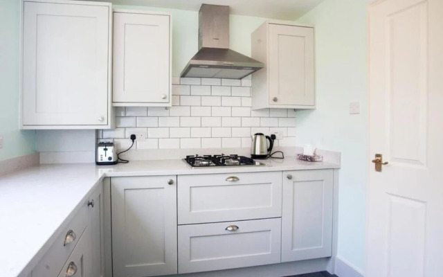 Sunny and Bright 1 Bed Apartment in London