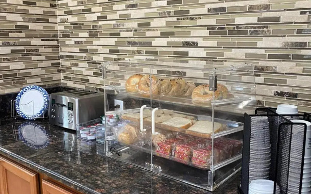 Travelodge by Wyndham Iowa City