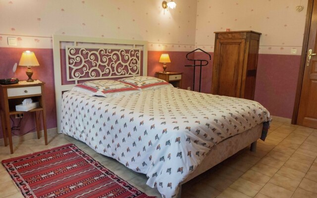 Fabulous Holiday Home With Swimming Pool in Narbonne