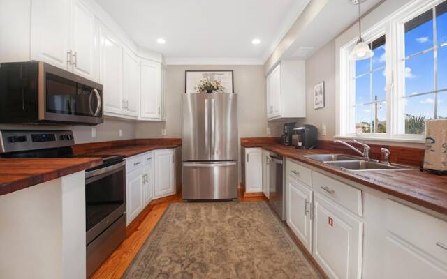 Hot Sand 4 Bedroom Home by RedAwning