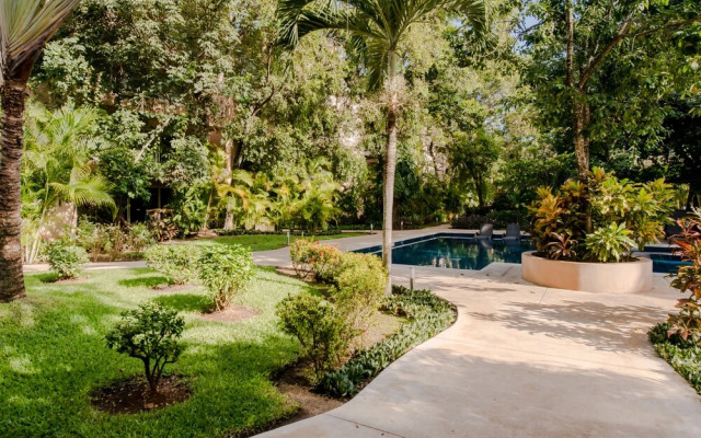 LUXURY! 4 POOLS - 2-bdr condo - GYM (V233)