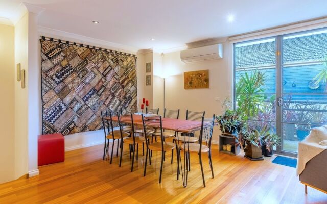 StayCentral - Tranquil Townhouse