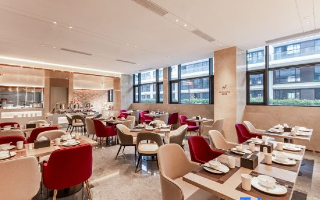 LAVANDE HOTELS Wuhan Tianhe Airport Aviation Headquarters Subway Station Branch – Restaurant – Wuhan
