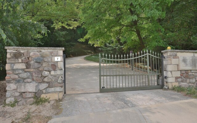 The Knight Loft With Pool