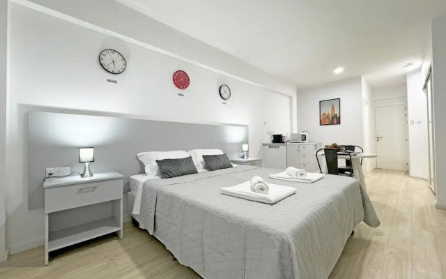 Palmbeach Larnaka Finikoudes - 1min to Beach