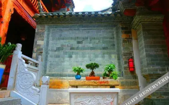 Jianshui Yanqitang Private Courtyard Inn (Jianshui Ancient City Small Train Store)