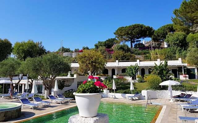 Paradiso Garden Resort Suite & Charme with warm Thermalpools and Beach
