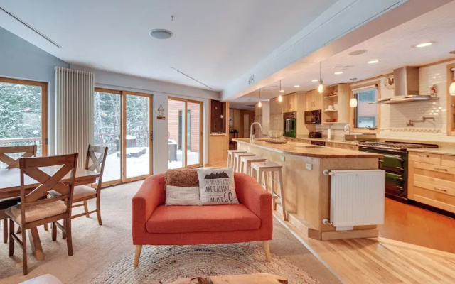 White Mountain Escape w/ Separate In-law Suite!