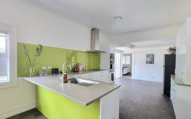Cheerful 5 - Bedroom Home - Free Parking