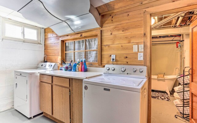 Dog-friendly SD Retreat ~ 4 Mi to Deadwood!