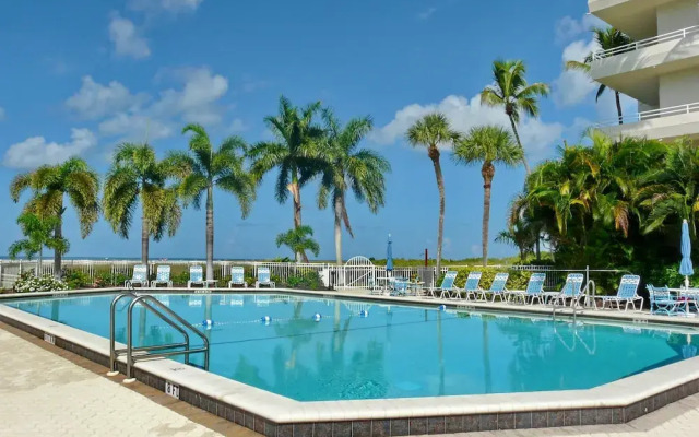 Cozy Beachfront Condo With Pool and Ocean Views