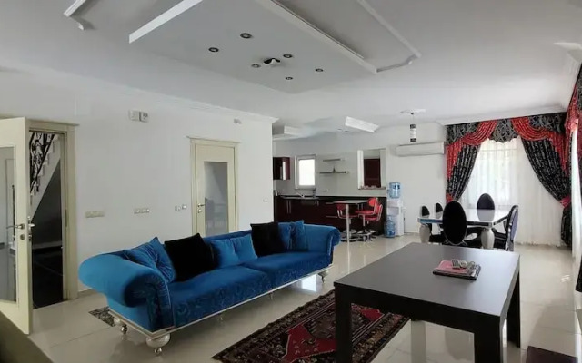 Immaculate 4-bed Villa With Large Garden and Pool