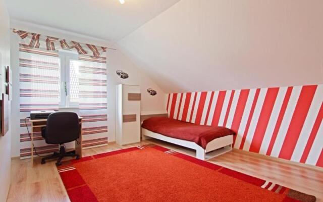 ID 4945 - Private Rooms