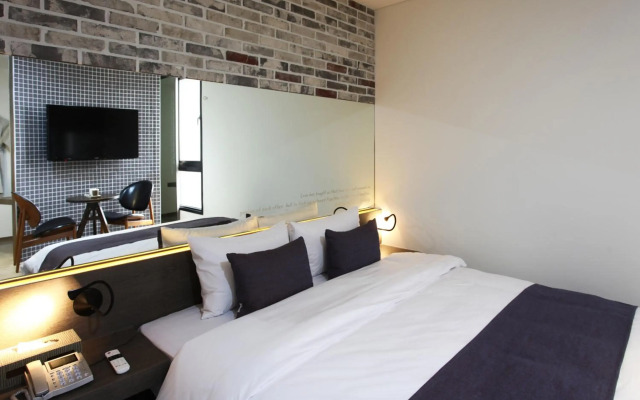 S& Hotel