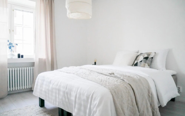 Luminous 2br with free parking & sauna