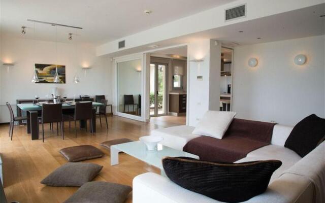 Luxury Villa Beachfront 5 Bedrooms 10-12 Persons