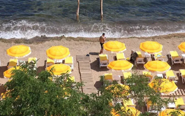 The Lavington Beach Hotel