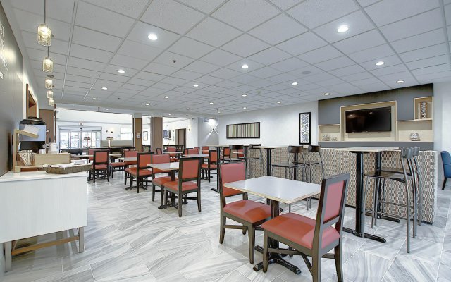 Holiday Inn Express Airport-Calgary, an IHG Hotel