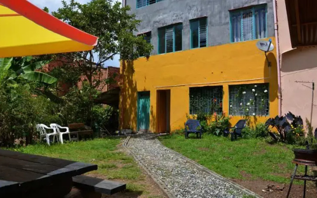 Tomate Cafe Hostel
