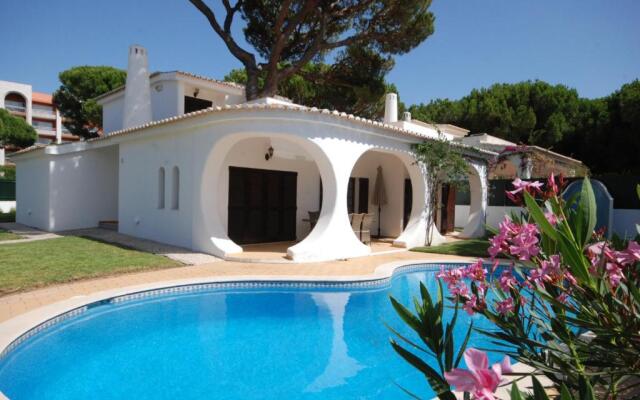 Charming 3-bed Villa With Pool in Olhos de Agua