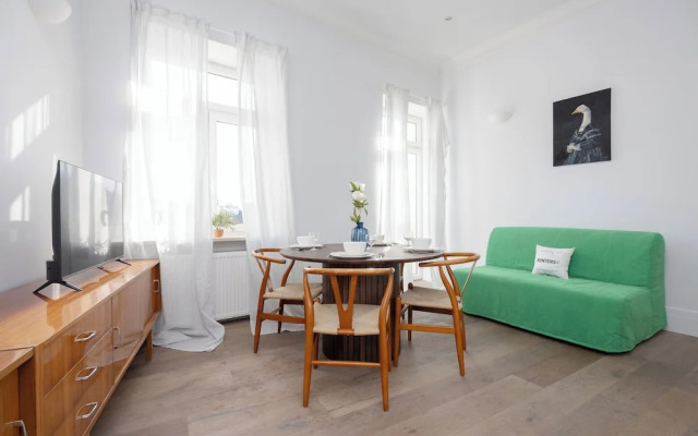 Bright Apartment for 4 by Renters
