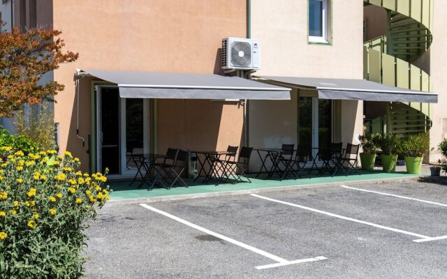 Hôtel Face West Le Pontet