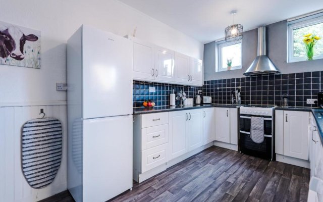 Ideal for CONTRACTORS & WORKERS, Long-term discounts - 4-Bed House in Crewe by 53 Degrees Property - Sleeps 8