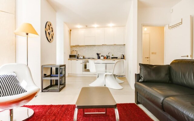 Stylish, Bright Apartment w/ Private Garden