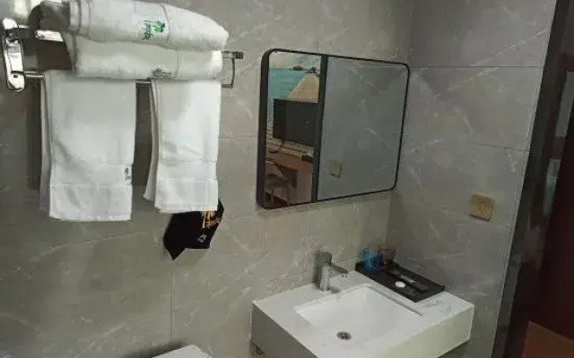 Qionghai Yefeng Business Hotel (Yinhai Road Wanquanhe Branch)