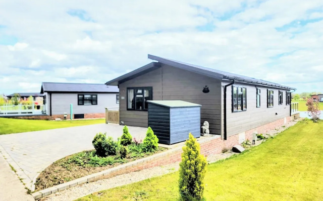 Luxury 2-bed Lodge in Routh, Sleeps 4 With Hot Tub
