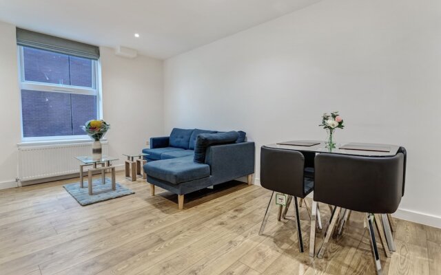 Central 1-bed Apartment in Slough Sleeps 3!