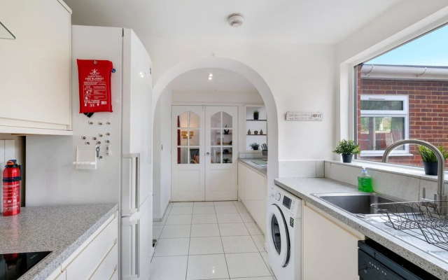 Elegant 5 Bed Home with Garden- Slough
