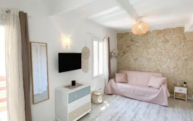 Studio terrasse Sanary centre ville rue piétonne