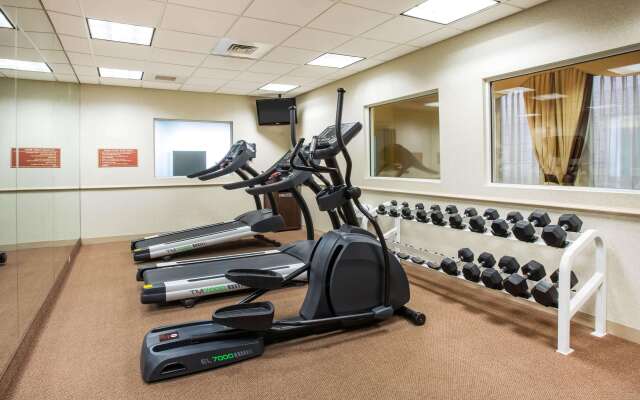La Quinta Inn & Suites by Wyndham Islip - MacArthur Airport