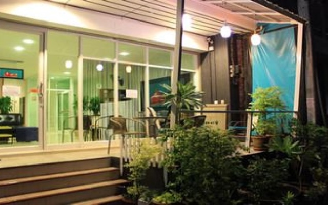 Ananas Phuket Central Hostel - Adults Only