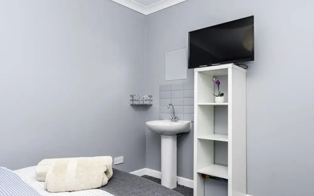 Shirley House 2 Guest House Self Catering by Southampton General Hospital