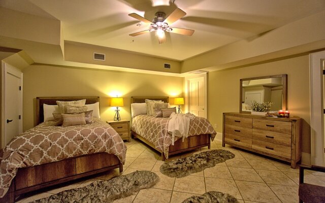 Comfy Carriage House Steps from the River