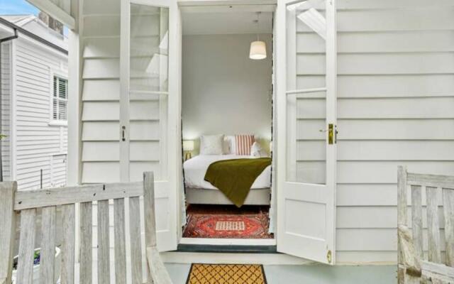 Cheerful 1 Bedroom Home With Free Parking