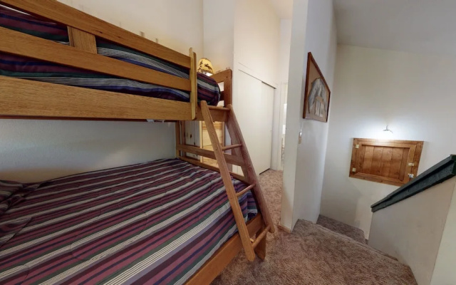 Hidden Valley 104 Convenient and Cozy, Short walk to The Village Gondola by RedAwning