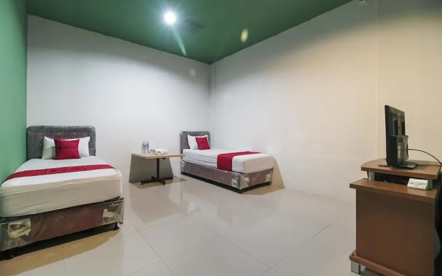 RedDoorz near Pantai Tanjung Pendam 2