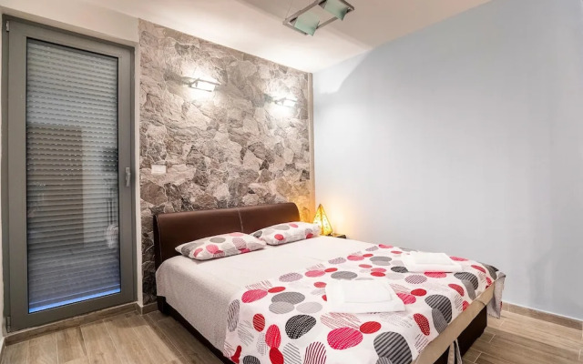 Modern apt Close to Znjan Beach, With big Terrace