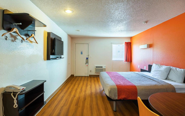 Motel 6-Blue Springs, MO