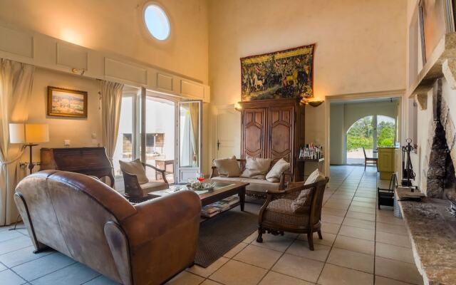 Spacious Villa in La Gaude With Swimming Pool