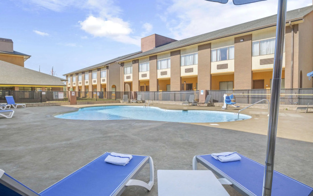 Quality Suites Hickory South