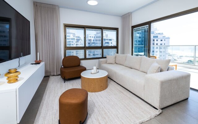 SeaFront Luxurious 3 BR Apartment