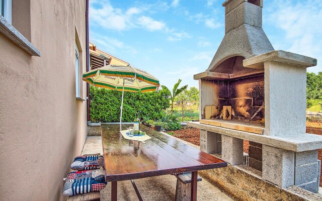 Beautiful Apartment in Valbandon With Wifi and 2 Bedrooms